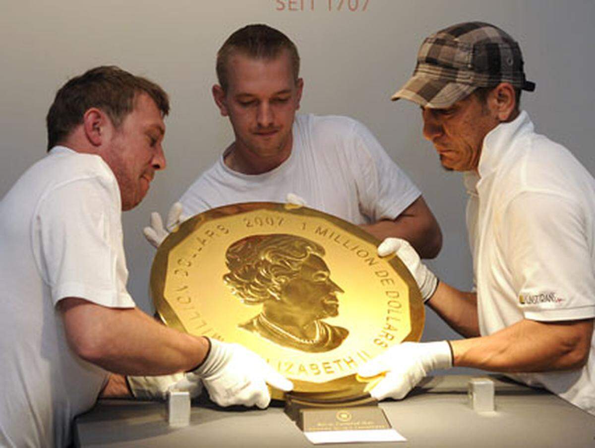 Die Münze erzielte schließlich einen Preis von 3,27 Millionen Euro, was in etwa dem aktuellen Materialwert entspricht. Der Goldkurs schwankt derzeit rund um 1000 Euro je Feinunze. Bei 100 Kilogramm sind das rund 3215 Feinunzen, der reine Goldwert liegt also bei etwa 3,25 Millionen Euro.