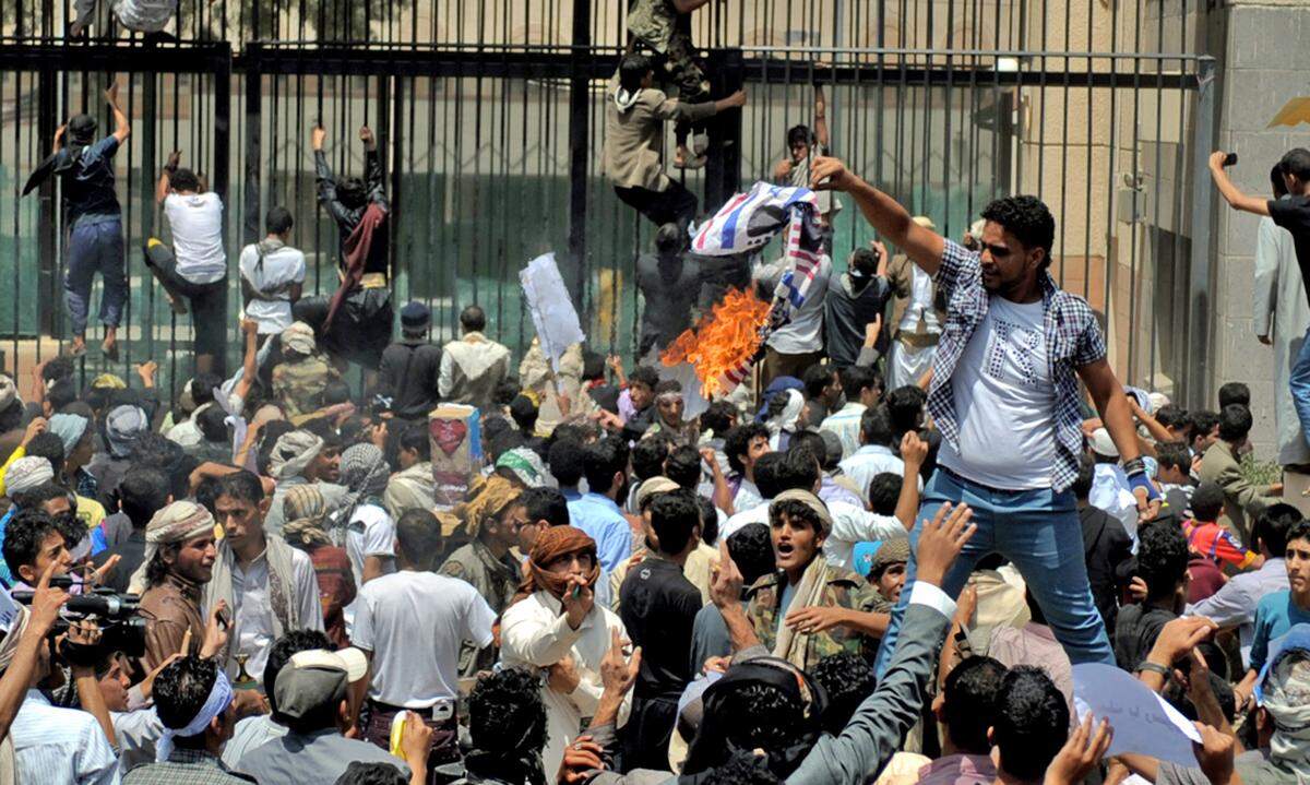 Auch der Jemen blieb nicht von Ausschreitungen verschont: Hunderte wütende Demonstranten stürmten das Gelände der US-Botschaft in der Hauptstadt Sanaa.