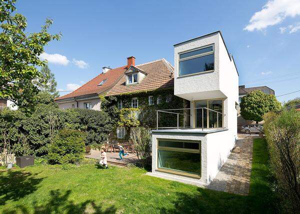 In Korneuburg ist Haus KÖR zu beichtigen: Mit dem schmalen Zubau mit nur 260cm wurde dem Wunsch der Baufamilie Rechnung getragen den Garten zu erhalten.