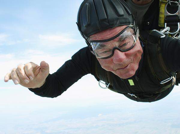 MARKUS SEIFERT: Freier Fall, Wiener Neustadt, Niederösterreich, 2.9.2011 Heinz Fischer springt mit einem Tandemmaster in 4000 Metern Höhe aus einem Black Hawk-Hubschrauber.