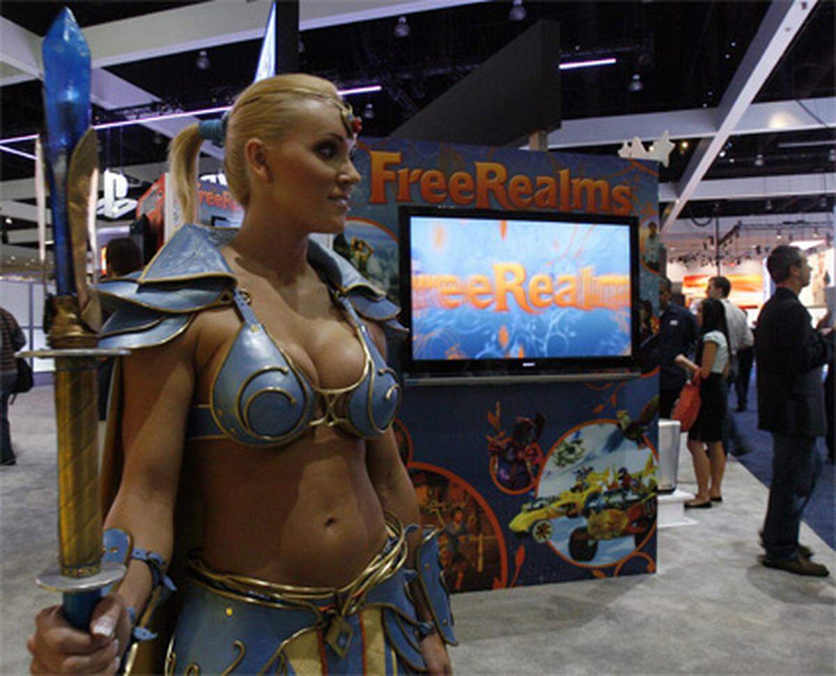Wie schon Tradition auf Spiele-Messen sind auch auf der E3 leicht bekleidete Models unterwegs, um für diverse Spiele Werbung zu machen.Auf den folgenden Seiten: Eindrücke von der E3 2009.
