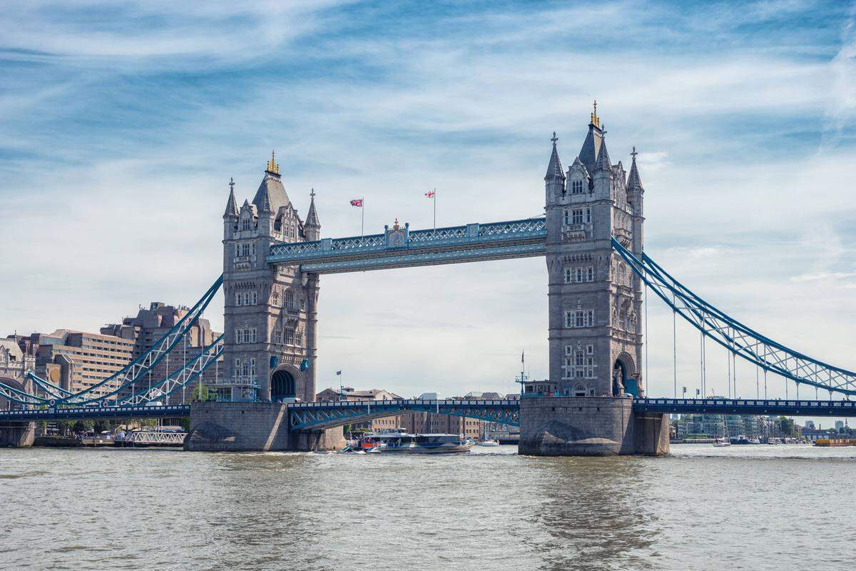 Überraschend kann auch London mit einem guten Preis-Leistungs-Verhältnis aufwarten. Durchschnittlich zahlt man für ein Wochenende in London zu zweit 660 Euro. Die britische Hauptstadt hat viel zu bieten, aber auch die Einkaufsmeilen sind eine Reise wert.
