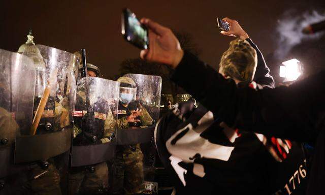 US-TRUMP-SUPPORTERS-HOLD-'STOP-THE-STEAL'-RALLY-IN-DC-AMID-RATIF