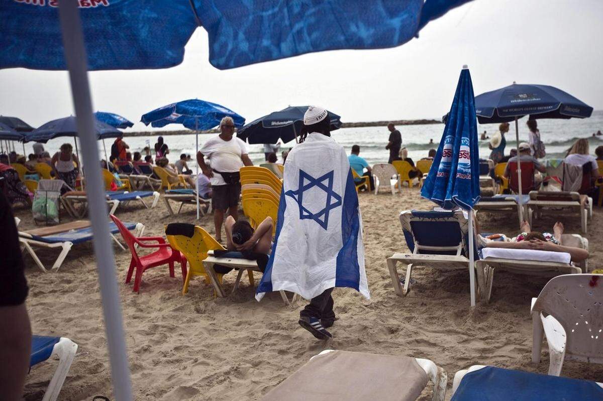 Tel Aviv in Israel zieht besonders junge Menschen an, denn der Strand liegt direkt an einer Promenade, die vor Bars, Clubs und Boutiquen nur so strotzt.