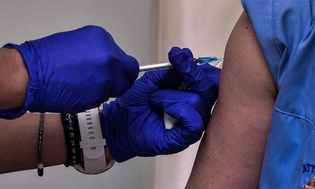 Erste Impfungen der Aerzte und des Pflegepersonals gegen das Coronavirus im Attikon - Krankenhaus in Athen, Attika am So
