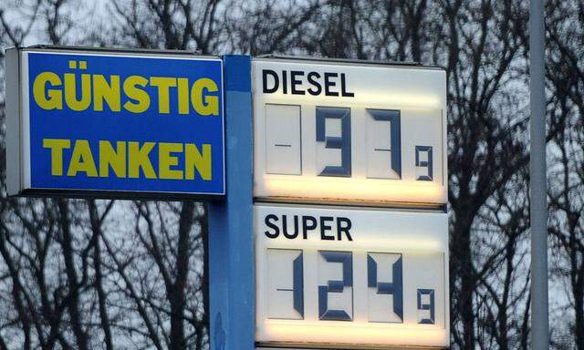 Saarbruecken Dudweiler Historisch niedriger Benzinpreis Diesel unter einem Euro aufgrund gesunkene