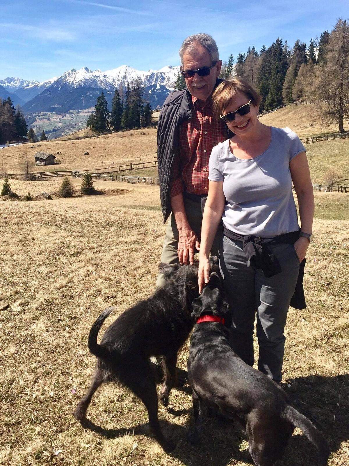 Van der Bellen beweist auf Social Media gerne sein Heimatgefühl und zeigt sich oft in der Natur, wie hier beim Wandern mit Frau und Hunden am Kaunerberg.