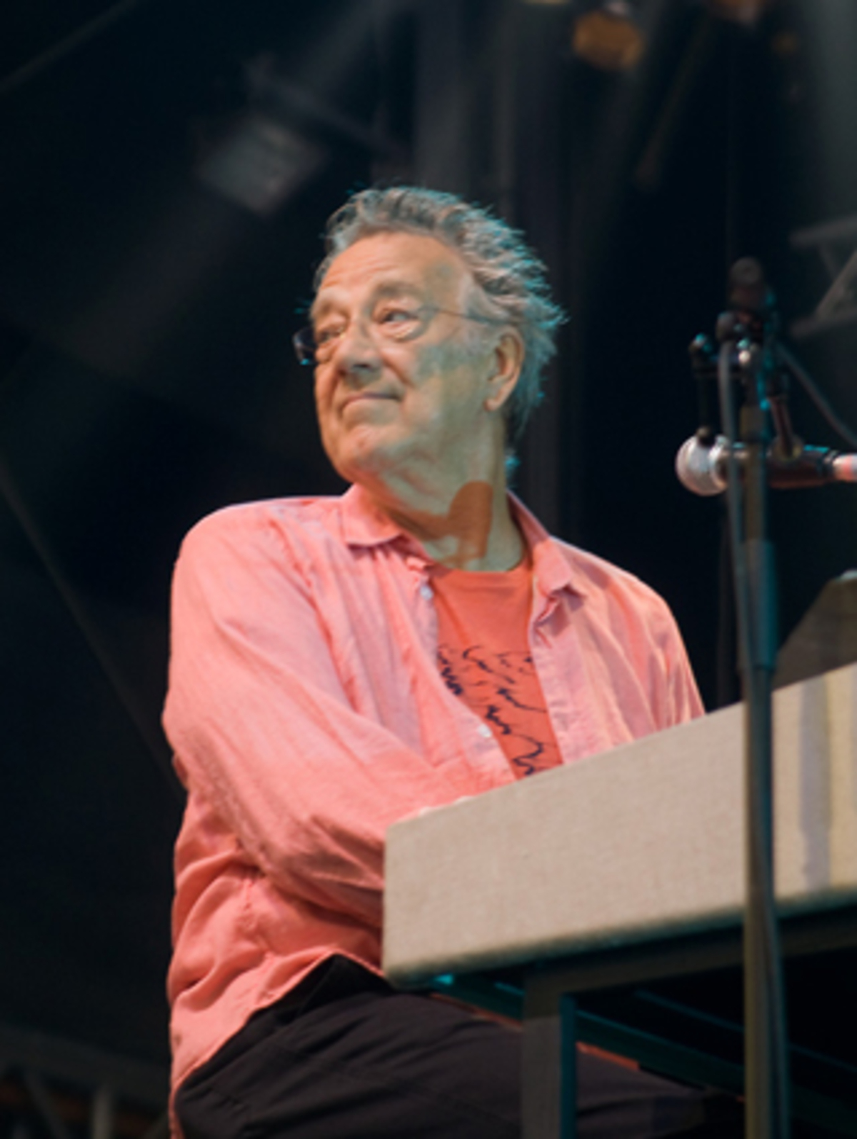 RMARKOTD steht für den längsten Bandnamen des Festivals: Ray Manzarek and Robbie Krieger of The Doors, die, wie erwähnt, von 23 auf kurz vor 19 Uhr verlegt wurden. Der ehemalige Organist und der Gitarrist der Band rund um den 1971 verstorbenen Jim Morrison boten eine grundsolide Show.