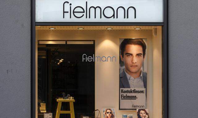 Auch beim Brillenhersteller Fielmann hält die Familie ein großes Aktienpaket.