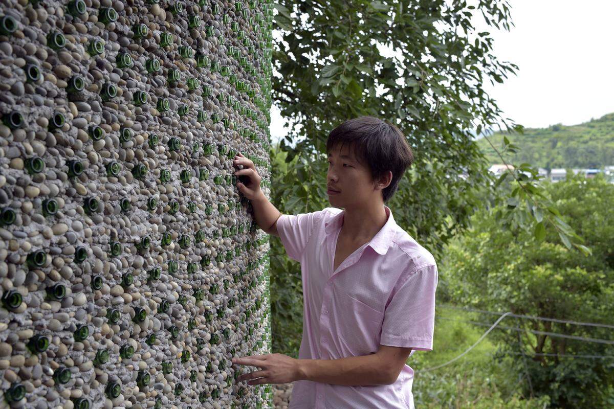 Der chinesische Uni-Absolvent Li Rongjun erregte einiges Aufsehen, als er aus leeren Bierflaschen ein Haus baute.