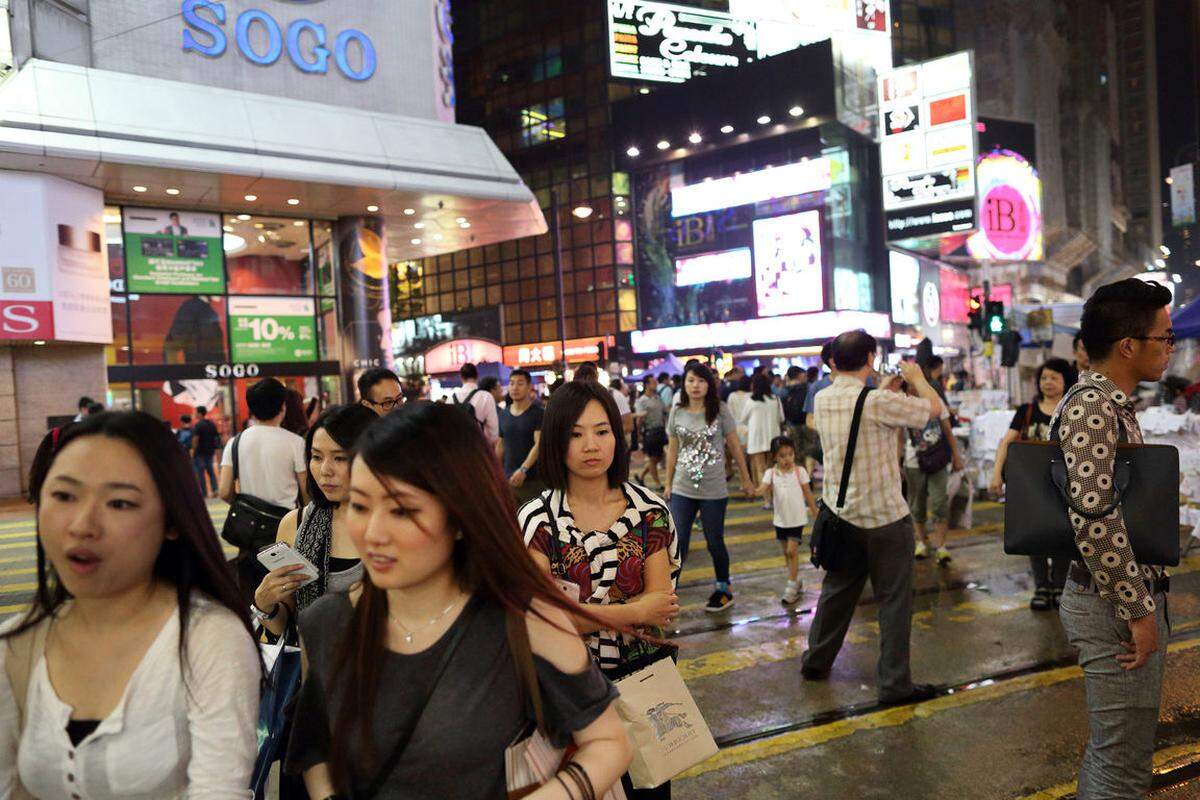 Das Shopping-El Dorado Causeway Bay oder Tung Lo Wan in Hong Kong ist bekannt für die vielen Einkaufszentren. Dort müssen 23.307 Euro als Jahresmiete für den Quadratmeter überwiesen werden, um 1676 Euro weniger als 2013. Der Causeway Bay musste den Spitzenplatz als teuerste Einkaufspassage der Welt abgeben, und zwar an ...