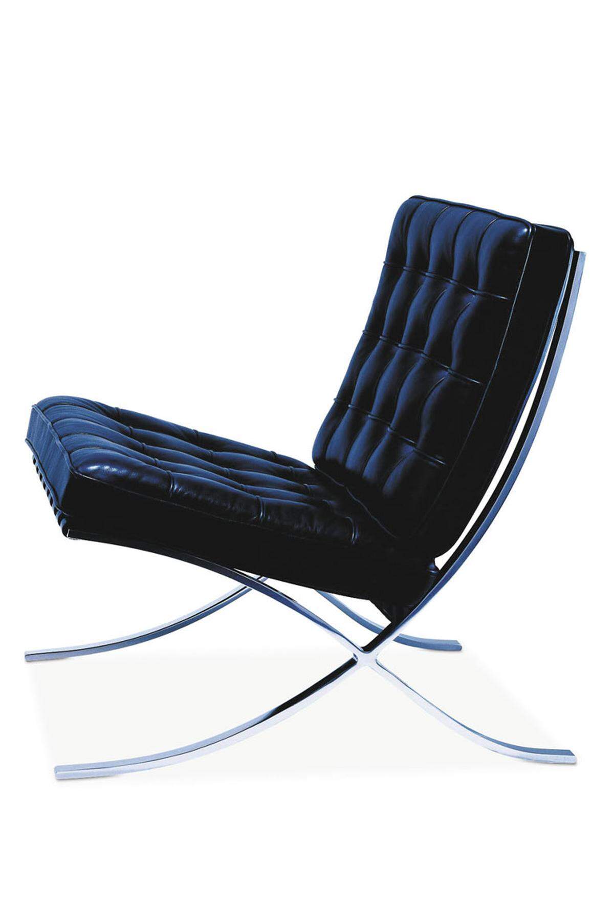 Genauso wie der „Barcelona“-Chair, ein unverwüstlicher Entwurf aus Bauhaus-Tagen von Ludwig Mies van der Rohe, dem letzten Bauhaus-Direktor. 1929 hatte er den Sessel entworfen – für den deutschen Pavillon der Weltausstellung in Barcelona. 1939 war Mies van der Rohe in die USA emigriert, seit 1953 produziert Knoll den „Barcelona“-Chair ohne Unterbrechung. Originale und Plagiate stehen auf der ganzen Welt in Räumen, die Lobbys, Arztpraxen oder ganz privat sind. Das ursprüngliche Sesselpaar wurde allmählich ergänzt durch passende Hocker und einen Glastisch.