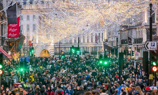 Weihnachts-Shopper in London trotzten am Wochenende der Pandemie und dem Post-Brexit-Drama.