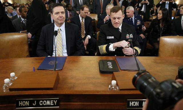 FBI-Direktor Comey und NSA-Chef Rogers wurden vom Kongress-Ausschuss befragt.