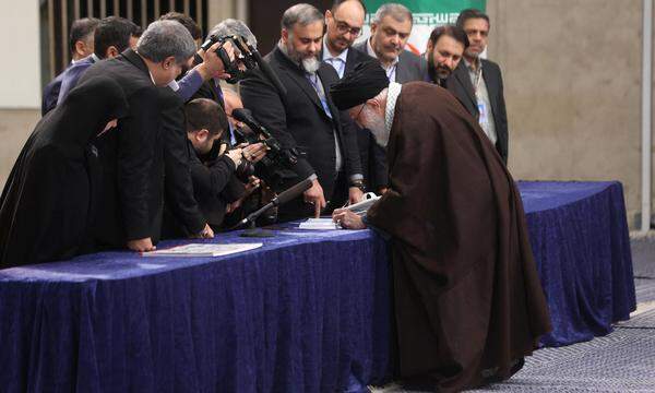 Irans Oberster Geistlicher Führer Ayatollah Ali Khamenei gibt seine Stimme bei der Parlamentswahl in Teheran ab. 