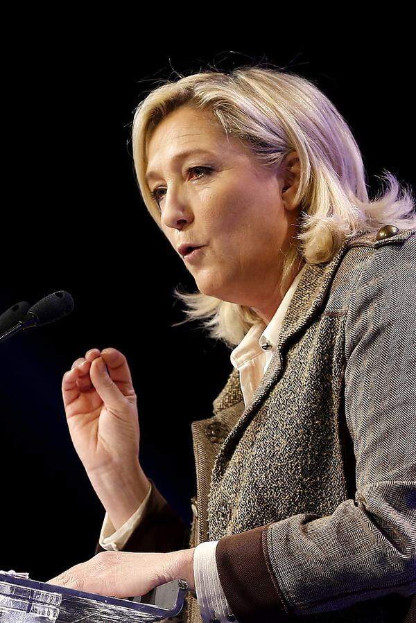 Laut dem Dokumentationsarchiv des österreichischen Widerstandes haben zwischen 2009 und 2011 in der Öffentlichkeit umstrittene Persönlichkeiten wie Marine Le Pen, Chefin des französischen Front National, Markus Beisicht, Vorsitzender der rechtsextremen Bürgerbewegung pro Köln, oder Matthias Faust, Ex-Bundesvorsitzender der rechtsextremen Deutschen Volksunion, an dem Ball teilgenommen.