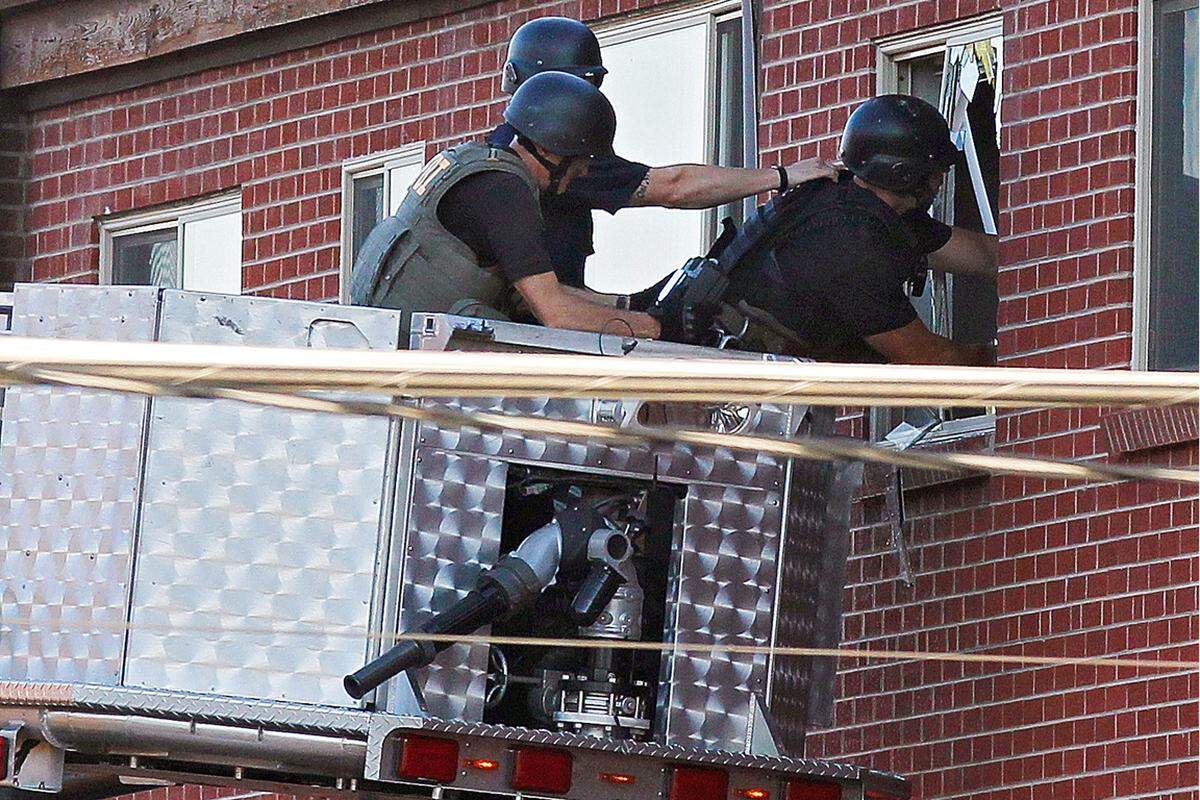 Bei seiner Festnahme hatte er die Polizei vor Sprengsätzen in seiner Wohnung gewarnt. Bei der Untersuchung des Mietshausen fanden die Behörden tatsächlich eine höchst komplexe Sprengfalle.