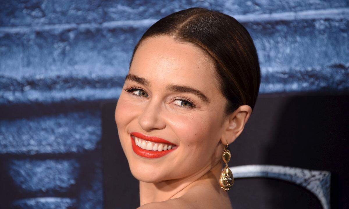 Die britische Schauspielerin Emilia Clarke ist Serien-Fans als hellblonde "Mutter der Drachen" Daenerys Targaryen in "Game of Thrones" bekannt. Auf Instagram präsentierte sich Clarke nun auch im wahren Leben als Blondine.