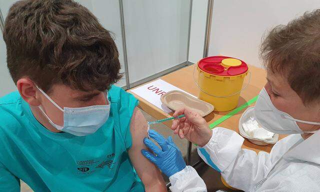 Von den insgesamt 17.000 Vorarlbergern im Alter zwischen zwölf bis 15 Jahren haben sich bis dato rund 3500 für eine Impfung vormerken lassen. 