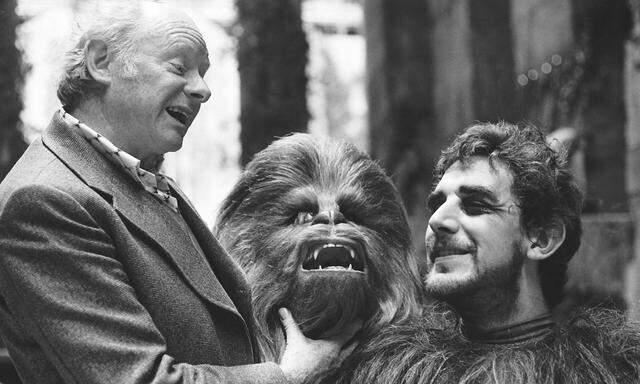 Peter Mayhew (r.) bei Proben für den allerersten „Star Wars“-Film (1977): Mit Maskenbildner Stuart Freeborn übte er Chewbaccas Text. Insgesamt fünf Mal schlüpfte er in die Rolle des loyalen Fellriesen.
