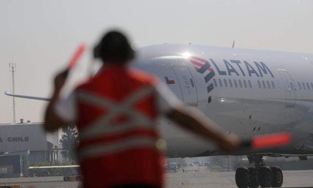 Die Probleme bei Boeing reißen nicht ab. Bei einem Flug der chilenischen Fluglinie LATAM sind aufgrund „technischer Probleme“ mindestens 50 Menschen verletzt worden. (Symbolbild)
