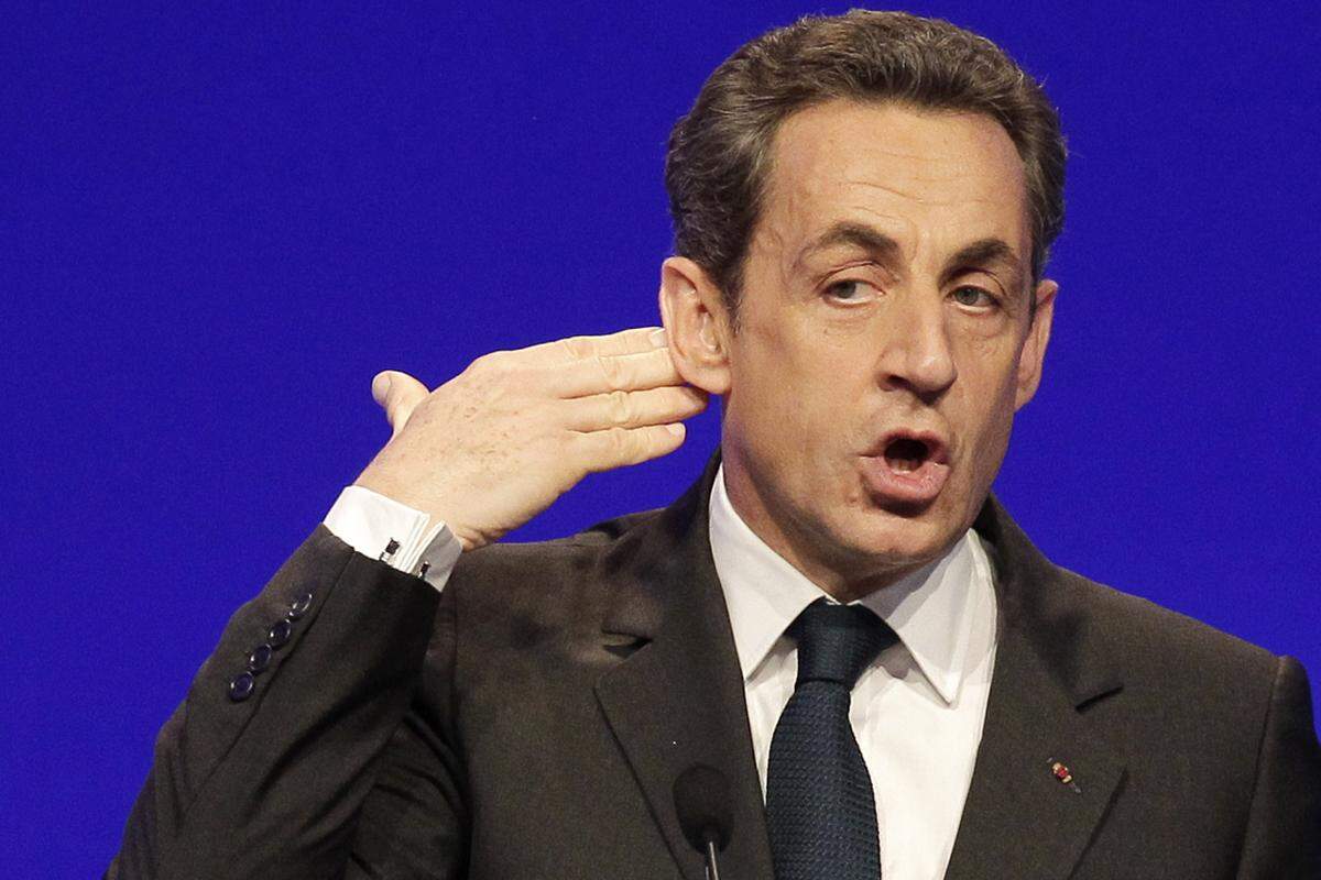 Aber auch Hollandes Vorgänger Nicolas Sarkozy hatte so seine Probleme mit "la langue anglaise": "Sorry for the time" entschuldigte er sich einst bei US-Außenministerin Hillary Clinton für den strömenden Regen (das französische "temps" bedeutet Zeit und Wetter). Ein anderes Mal lud Sarkozy seine Zuhörer an einen Ort namens "Frens" ein, wo er mit ihnen Geld machen wollte: "We will be appy". --> Video