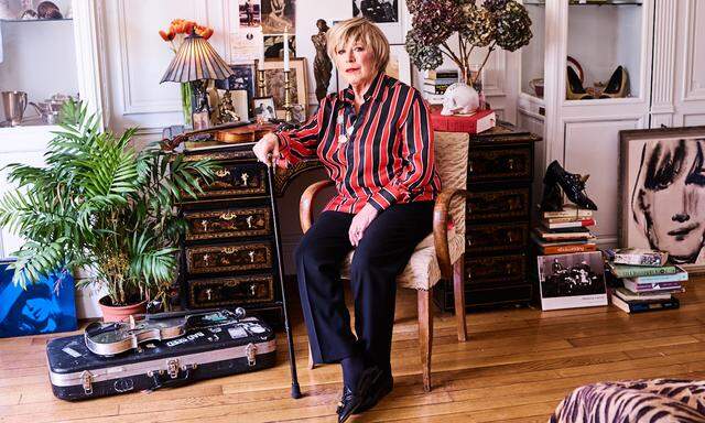 Den Stock hält sie wie ein Szepter: Marianne Faithfull in ihrer Pariser Wohnung.