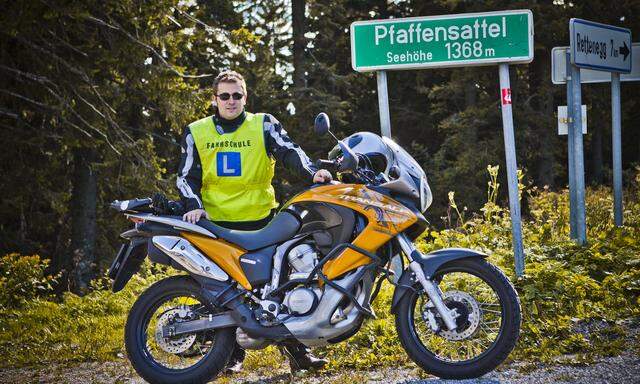 Auf den Motorradsattel mit 32: Fahrschüler Rudi Glass, ein typischer Spätberufener.