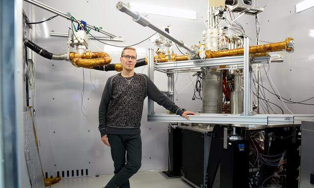 Toma Susi kam 2013 an die Universität Wien: Mithilfe des hochpräzisen Elektronenmikroskops entwirft er atomare Strukturen für Nanomaterialien.