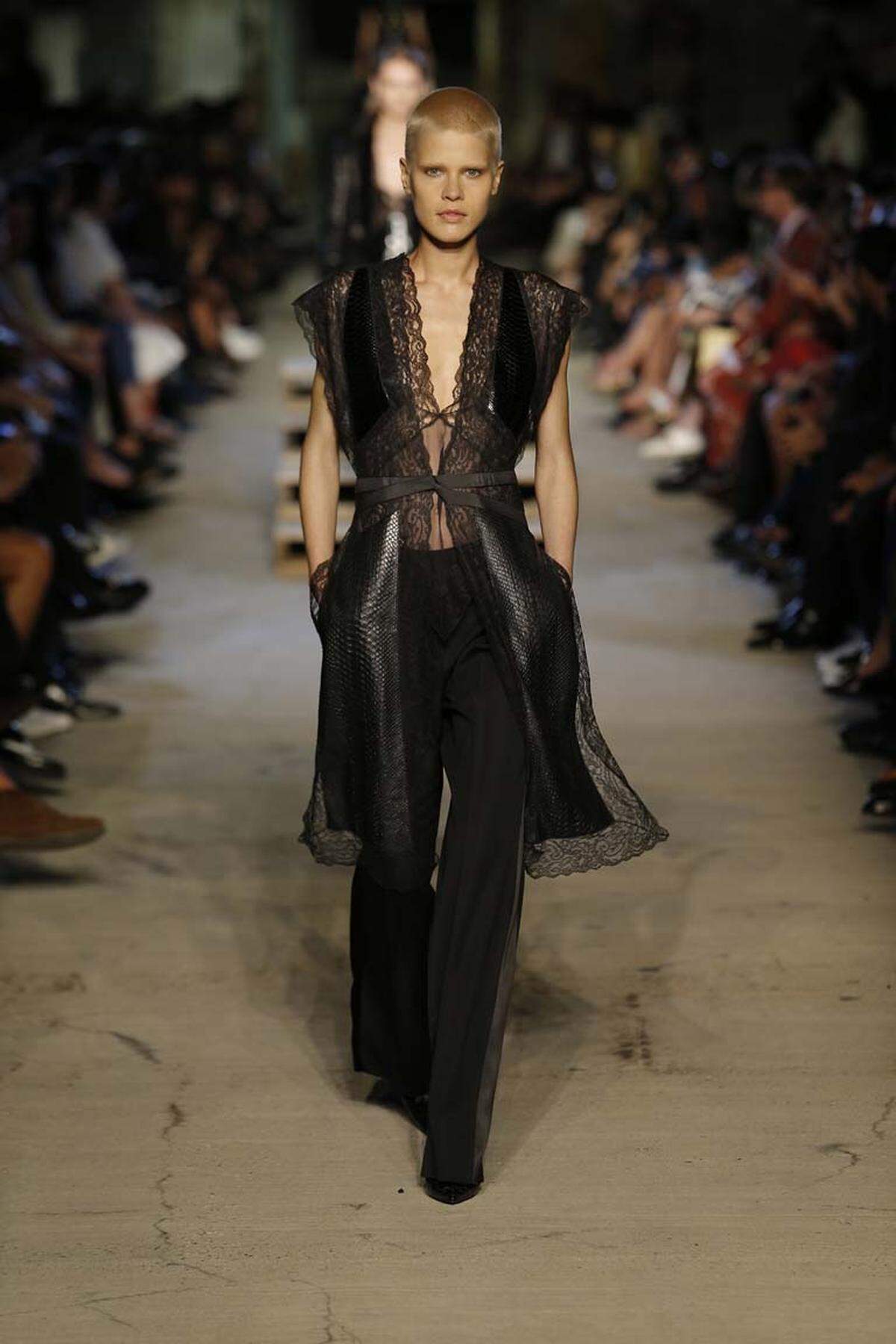 Zum Kahlschlag kam es nicht nur bei Givenchy. Models mit rasierten Köpfen waren bei den Fashion Weeks besonders gefragt.