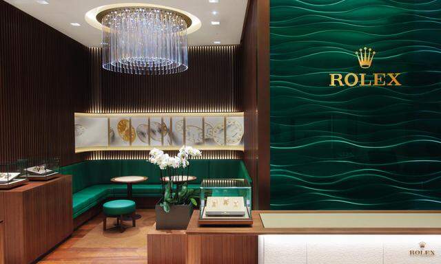Der minimalistische Kronleuchter aus Venedig ist der neue Blickfang der Rolex-Boutique.