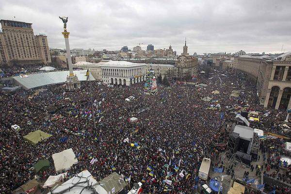 Rasch erhalten die Proteste Zulauf, schon in den ersten Dezembertagen sind es Hunderttausende die zu den Demonstrationen auf den Maidan, den Unabhängkeitsplatz im Zentrum Kiews, strömen. Viele bleiben auch über Nacht.