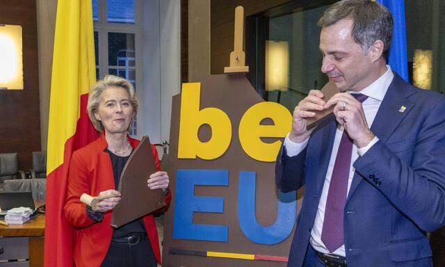 Da jubelt der Zahnarzt: Kommissionspräsidentin Ursula von der Leyen und Belgiens Regierungschef Alexander De Croo naschen anlässlich des Beginns des belgischen EU-Ratsvorsitzes Schokolade.