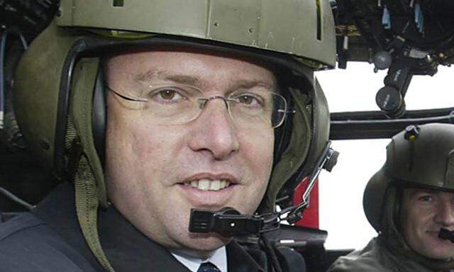 Archivbild: Scheibner als Verteidigungsminister 2002 in einem Sikorsky S-70A-42 Black Hawk Hubschrauber.