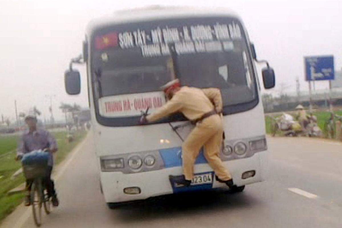 Über einen Kilometer fuhr Polizist Nguyen Manh Phan sich an den Wischern anhaltend an der Front eines Busses mit (Video auf YouTube). Er wollte die Papiere des Busfahrers kontrollieren, dieser fuhr jedoch plötzlich weg - und obwohl sich Phan vor das Fahrzeug stellte, setzte der Lenker die Fahrt fort. Andere Verkehrsteilnehmer konnten den Bus stoppen, dem Polizisten ist nichts passiert.