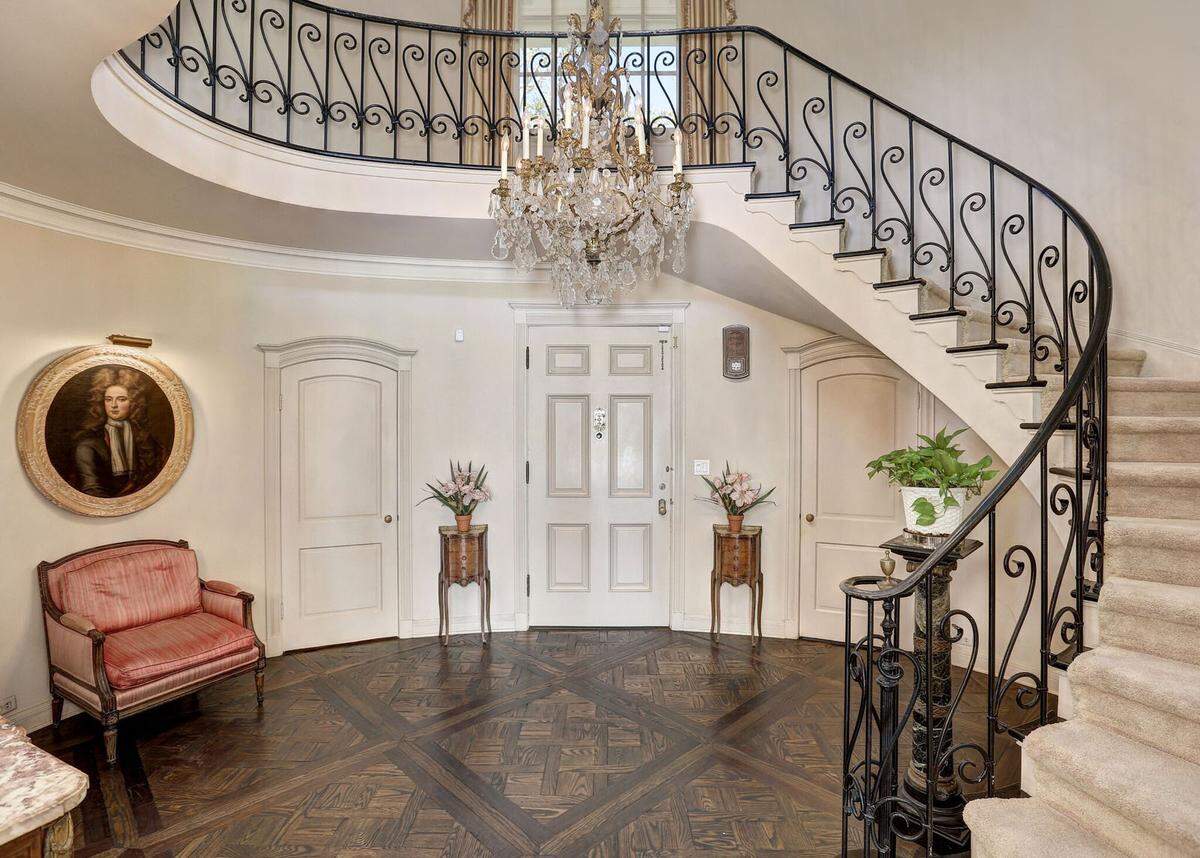 In diesem Foyer mit prachtvollem Kronleuchter haben die Reagans wohl einst sehr wichtige Gäste empfangen. Die geschwungene Treppe führt in den ersten Stock.