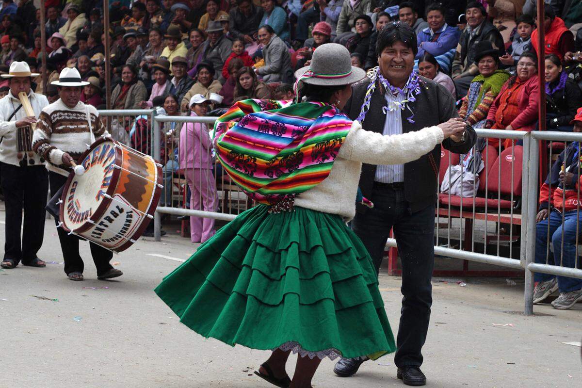 Beim "Anata Andina", dem andischen Karneval in Oruro wagt auch Boliviens Präsident Evo Morales ein Tänzchen. Der Karneval ist in die UNESCO-Liste der Meisterwerke des mündlichen und immateriellen Erbes der Menschheit aufgenommen worden. Markant sind dabei die traditionellen Holzmasken.