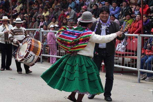 Beim "Anata Andina", dem andischen Karneval in Oruro wagt auch Boliviens Präsident Evo Morales ein Tänzchen. Der Karneval ist in die UNESCO-Liste der Meisterwerke des mündlichen und immateriellen Erbes der Menschheit aufgenommen worden. Markant sind dabei die traditionellen Holzmasken.