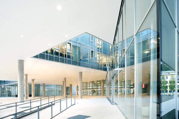Fast vier Jahre lang wurde gebaut, bis der imposante Bau fertiggestellt wurde. Der Kostenpunkt für den siebenstöckigen Glasbau mit insgesamt 23.000 Quadratmetern Nutzfläche liegt bei rund 65 Millionen Euro.