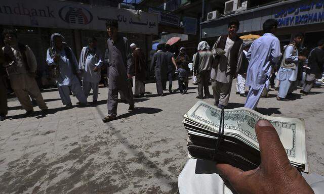 Geldwechsler hatten die letzten Jahre in Kabul viel zu tun. Der US-Dollar gilt als die bevorzugte Währung in Afghanistan, die eigene Währung, der Afghani - schwächelte und gerät nun noch mehr unter Druck.