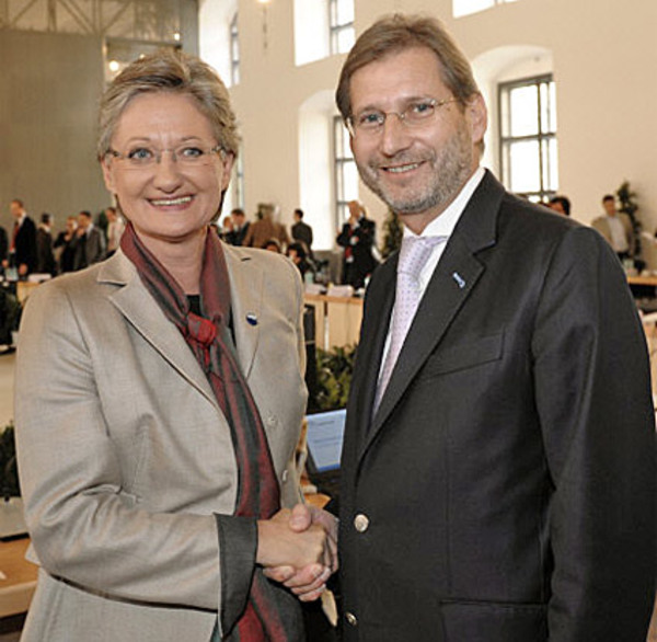 Neben Hahn und Unterrichtsministerin Claudia Schmied (SPÖ) waren etwa siebzig Personen beim Dialog: Vertreter der Sozialpartner, die Klubobleute und Wissenschaftssprecher der Parlamentsparteien, das Präsidium der Uni-Konferenz, die Exekutive der ÖH sowie die Vorsitzenden der einzelnen Studentenfraktionen.