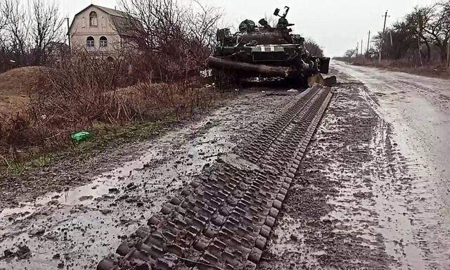 Dieses Bild vom russischen Verteidigungsministerium zeigt (nach russischen Angaben) einen zerstörten ukrainischen Panzer außerhalb von Mariupol. 
