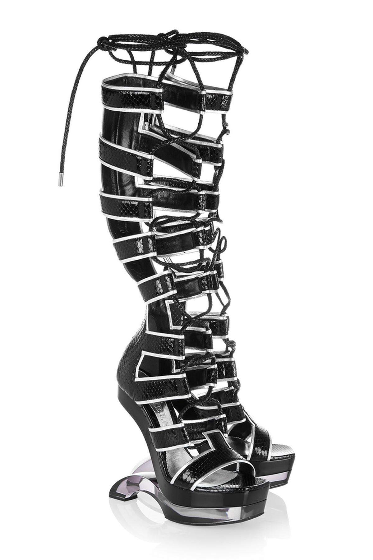 Sandalen aus glänzendem Python- und Metallic-Leder von Alexander McQueen.