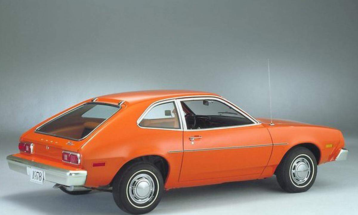 Der Ford Pinto aus den 70er Jahren geriet in Verruf, weil sein Heck-Tank bei Auffahrunfällen Feuer fing. Auch die Namensgebung ist eine Spur zu "heiß": Im Spanischen heißt "Pinto" auch "kleiner Penis".