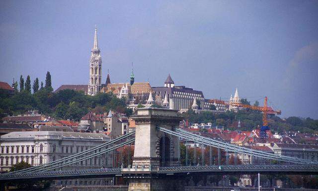 Ungarn, Budapest, Kettenbruecke, Matthiaskirche und Fischerbastei