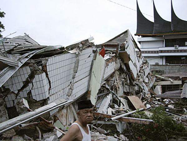 Das Epizentrum des ersten Bebens mit einer Stärke von 7,6 lag vor der Westküste Sumatras - etwa an der Stelle, wo 2004 ein Beben der Stärke 9,2 im den verheerenden Tsunami ausgelöst, dem rund um den Indischen Ozean 230.000 Menschen zum Opfer gefallen waren.