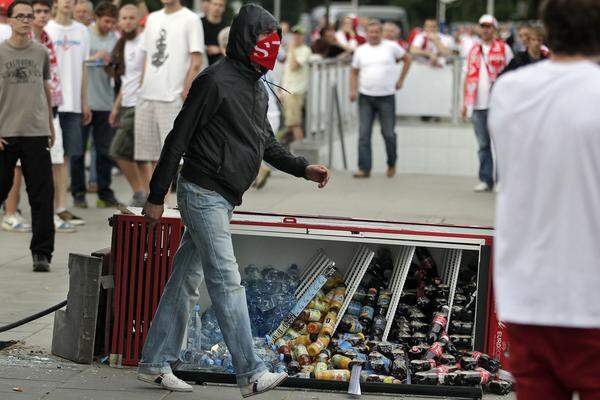 Insgesamt hielten sich 20.000 russische Fans zu dem EM-Spiel in der polnischen Hauptstadt auf. Nach dem Spiel hatten sich polnische und russische Hooligans zu einer groß angelegten Schlacht verabredet, die Polizei verhinderte sie jedoch.