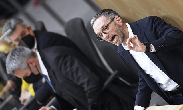 Die FPÖ will Kanzler Nehammer (im Bild im Hintergrund) im Nationalrat in die Mangel nehmen