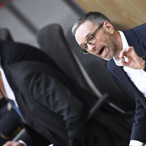 Die FPÖ will Kanzler Nehammer (im Bild im Hintergrund) im Nationalrat in die Mangel nehmen