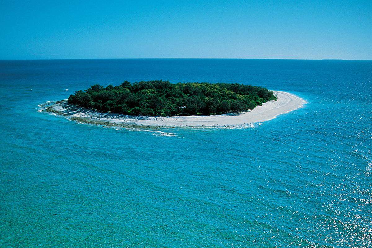 Wilson Island gehört zum australischen Great Barrier Reef und ist ganz naturbelassen. Zwölf Gäste können ab 800 Euro pro Nacht in einem der Zelte wohnen. Wem eine Nacht Luxus-Camping auf der zwei Hektar großen Insel genug ist kann den Rest des Urlaubs in der 45 Minuten entfernten Heron Island verbringen.